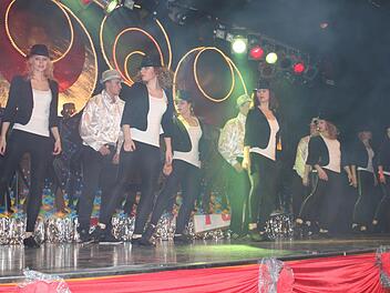 In die 80er Jahre entführte die Showtanz-Gruppe.