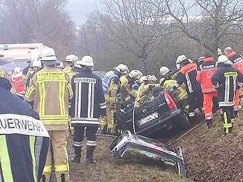 Das Dach des Mazda musste die Feuerwehr mit schwerem Gerät abtrennen, um die eingeklemmten Insassen zu retten. Foto: Feuerwehr Langendorf