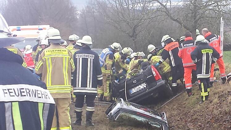 Das Dach des Mazda musste die Feuerwehr mit schwerem Gerät abtrennen, um die eingeklemmten Insassen zu retten. Foto: Feuerwehr Langendorf
