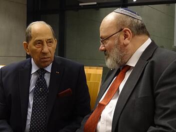 Martin Arieh Rudolph (rechts), Vorsitzender der Israelitischen Kultusgemeinde Bamberg, im Gespräch mit dem Holocaust-Überlebenden Siegfried Heilig. Als Sinto musste Heilig auch nach dem Zweiten Weltkrieg viel Diskriminierung über sich ergehen lassen. Fotos: Johanna Eckert