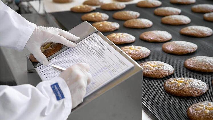 So berühmt wie Bratwürste und Glühwein: die Nürnberger Lebkuchen. Die Firma Schmidt - hier ein Bild aus der Qualitätskontrolle - ist der älteste Versandhändler dieses Gebäcks. Foto: Lebkuchen-Schmidt