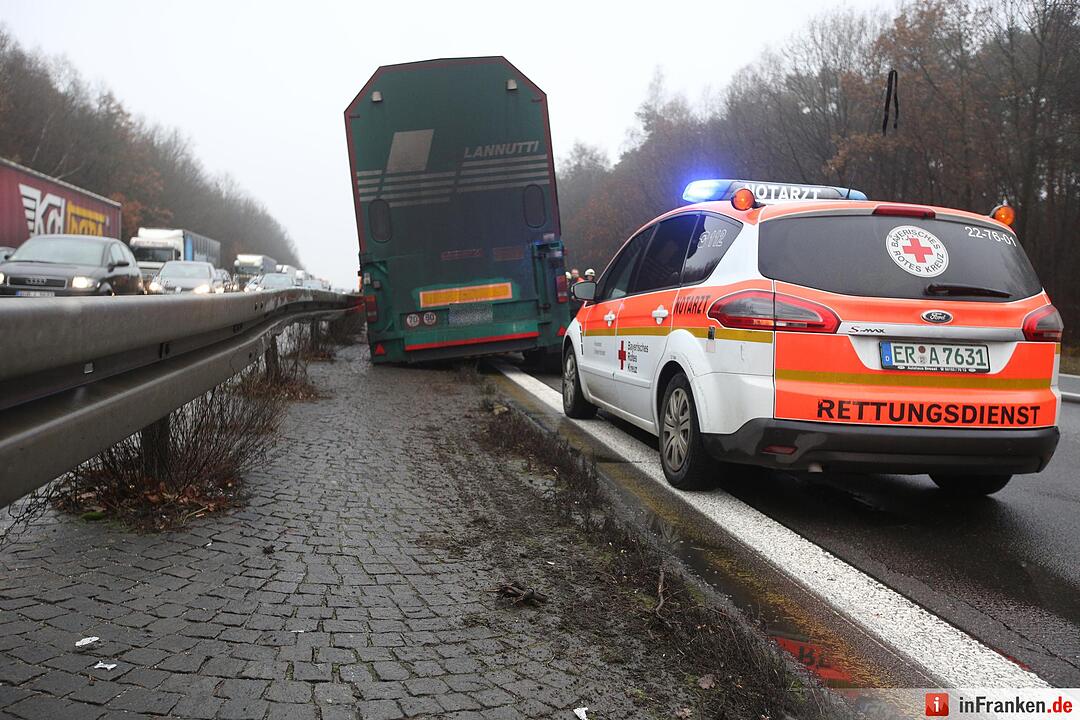Kilometerlange Staus nach Lkw-Unfall auf der A3 - Fahrer erleidet wŠhrend Fahrt Herzinfarkt