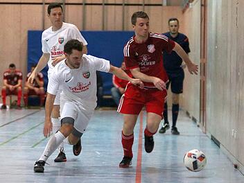 Im ersten Halbfinale lieferten sich der Baiersdorfer SV (weiße Trikots) und die gastgebende SpVgg Heßdorf ein hitziges Duell, das der Landesligist mit 3:1 für sich entschied. Fotos: Matthias Hofmann
