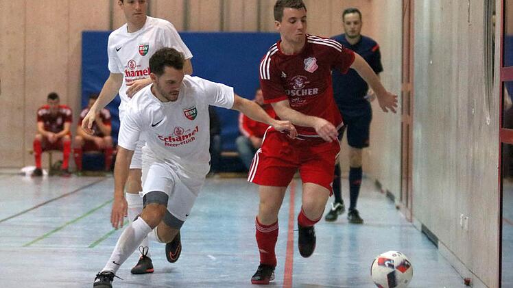 Im ersten Halbfinale lieferten sich der Baiersdorfer SV (weiße Trikots) und die gastgebende SpVgg Heßdorf ein hitziges Duell, das der Landesligist mit 3:1 für sich entschied. Fotos: Matthias Hofmann