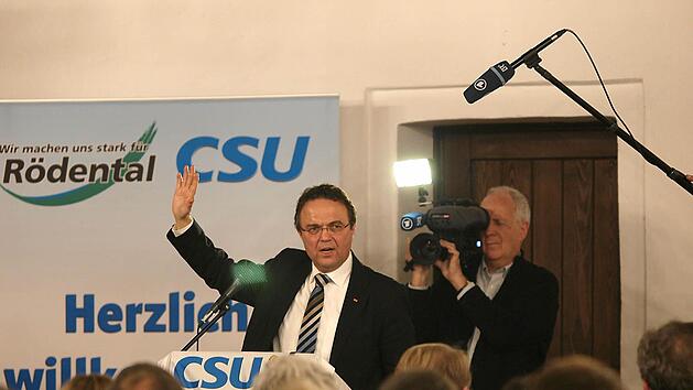 Die CSU als Erfolgsmodell in jeder Hinsicht postulierte der frühere Bundesinnenminister Hans-Peter Friedrich beim Neujahrsempfang der Rödentaler CSU. Der Ortsverband wurde vor 50 Jahren gegründet. Der Bayerische Rundfunk drehte währenddessen für eine Sendung. Foto: Christoph Winter