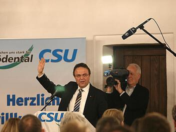 Die CSU als Erfolgsmodell in jeder Hinsicht postulierte der frühere Bundesinnenminister Hans-Peter Friedrich beim Neujahrsempfang der Rödentaler CSU. Der Ortsverband wurde vor 50 Jahren gegründet. Der Bayerische Rundfunk drehte währenddessen für eine Sendung. Foto: Christoph Winter