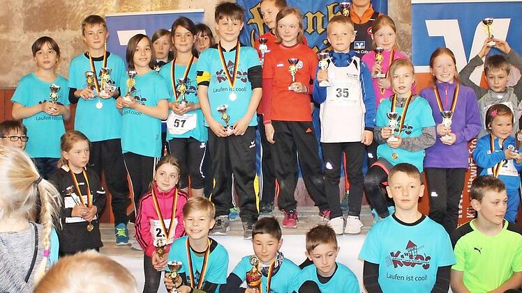 Die stolzen Sieger des Sch&uuml;lerlaufs Fotos: Siegmund Katholing