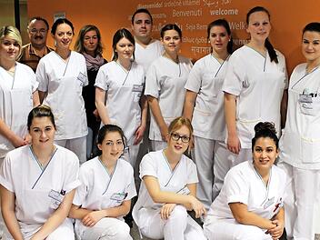 Haben ihren Praxistest gut überstanden: die Schüler der gemeinsamen Krankenpflegeschule der Haßberg-Kliniken Haßfurt und des Leopoldina-Krankenhauses Schweinfurt. Foto: Marco Heumann