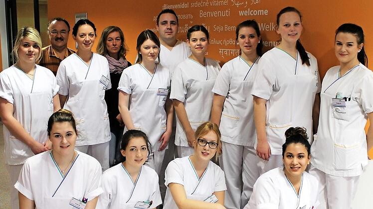 Haben ihren Praxistest gut überstanden: die Schüler der gemeinsamen Krankenpflegeschule der Haßberg-Kliniken Haßfurt und des Leopoldina-Krankenhauses Schweinfurt. Foto: Marco Heumann