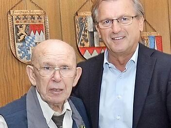 Peter Bayer (links) wurde die Ehrenmedaille der Gemeinde durch Bürgermeister Rainer Detsch mit Urkunde verliehen. Foto: K.- H. Hofmann