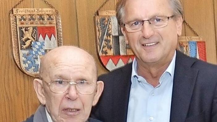 Peter Bayer (links) wurde die Ehrenmedaille der Gemeinde durch Bürgermeister Rainer Detsch mit Urkunde verliehen. Foto: K.- H. Hofmann