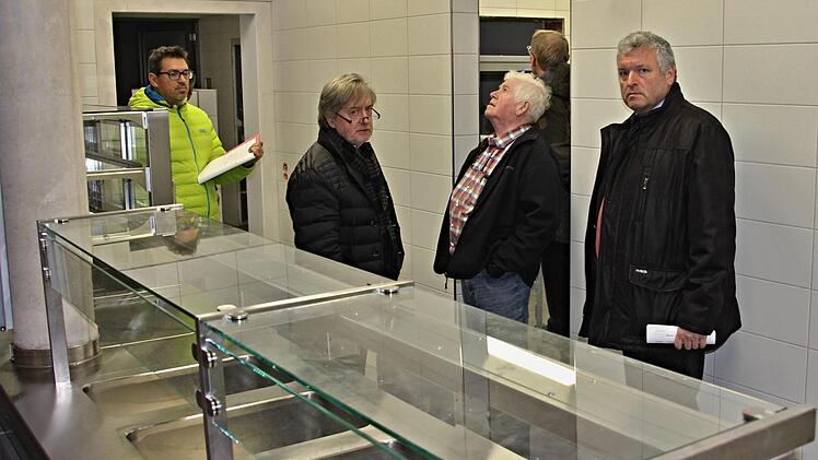 Ob sie künftig in der Mensa Essen ausgeben - wohl eher nicht: Bürgermeister Jürgen Hennemann (von rechts), Stadtrat Manfred Fausten, Architekt Günther Pollach und Marco Ernst von der StadtverwaltungHelmut Will