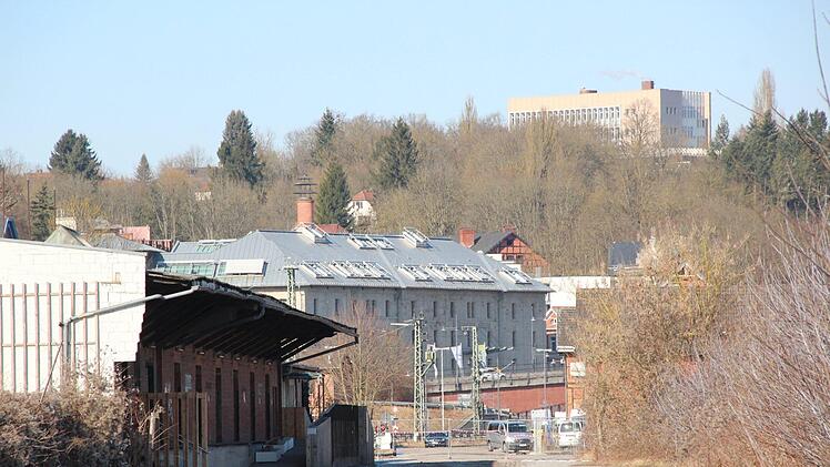 Blick von der ehemaligen Stückguthalle ("Pakethalle") über das Hofbrauhaus hinweg zur Hochschule. Am Güterbahnhof möchte die Stadt ihr "Band für Wissenschaft, Technik, Kultur und Design" entwickeln. Das kostet Geld. Foto: Simone Bastian