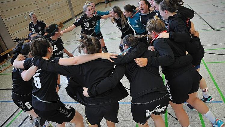 Nach der Schlusssirene brachen beim Herzogenauracher Meisterteam alle D&auml;mme. Fotos: Picturedreams