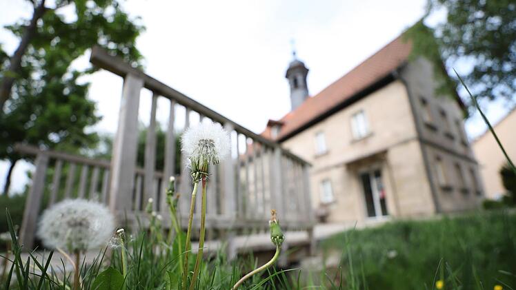 Herrscht bald wieder Leben rund um das ehemalige Neuseser Rathaus? Ehe über die Zukunft des Gebäudes entschieden wird, dürfte es allerdings noch einige Wochen dauern. Foto: Marian Hamacher