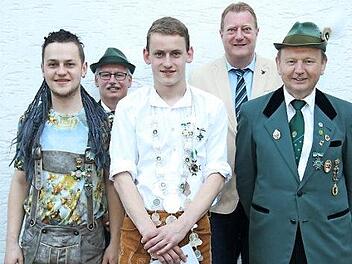 Der neue Schützenkönig des Schützenvereins "Steinachtal" heißt André Horn (Dritter von links). Er wird begleitet von Zweitem Ritter Patrick Horn (links) und Erstem Ritter Klaus Müller (rechts); hinten Bürgermeister Keilich (rechts) und Oberschützenmeister Matthias Jäkel