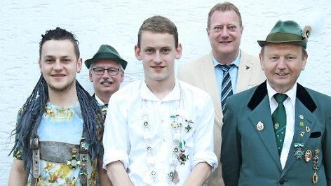 Der neue Schützenkönig des Schützenvereins "Steinachtal" heißt André Horn (Dritter von links). Er wird begleitet von Zweitem Ritter Patrick Horn (links) und Erstem Ritter Klaus Müller (rechts); hinten Bürgermeister Keilich (rechts) und Oberschützenmeister Matthias Jäkel
