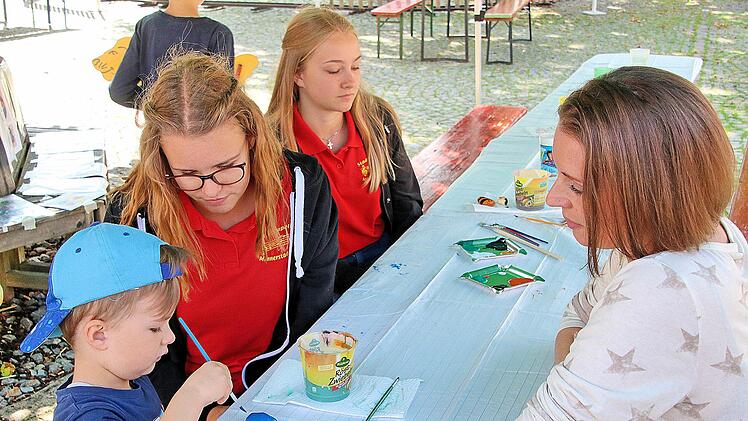 Kleine Künstler durften bei der Stadtkapelle Steine bunt bemalen. Foto:  Dieter Britz