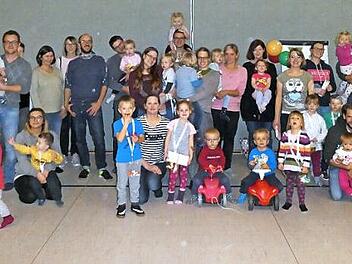 Die erfolgreichen Teilnehmer beim ersten Kinderturntag des TSV Weißenbrunn mit TSV-Vorsitzendem Jörg Neubauer (hinten, Zweiter v. r.), Betreuerin Sabine Neubauer (vorne, Mitte, mit zwei Kindern) und Betreuerin Steffi Redwitz (hinten , Vierte v. r.)  Foto: K.- H. Hofmann