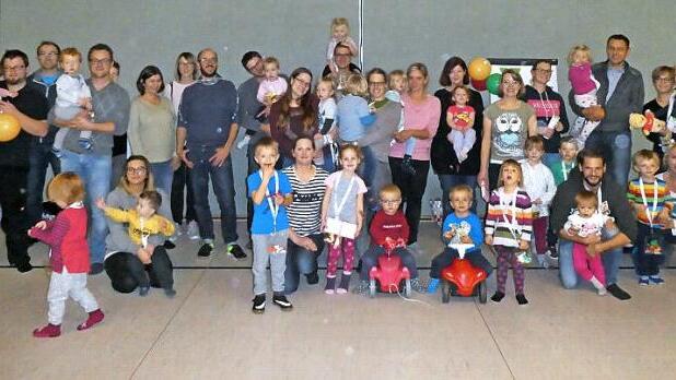 Die erfolgreichen Teilnehmer beim ersten Kinderturntag des TSV Weißenbrunn mit TSV-Vorsitzendem Jörg Neubauer (hinten, Zweiter v. r.), Betreuerin Sabine Neubauer (vorne, Mitte, mit zwei Kindern) und Betreuerin Steffi Redwitz (hinten , Vierte v. r.)  Foto: K.- H. Hofmann
