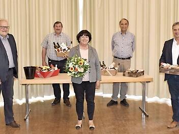 Bürgermeister Claus Bittenbrünn (links) verabschiedete in der Stadtratssitzung die ausscheidenden Mitglieder (von links): Rudolf Gutjahr (FWG), Eva Rügheimer (SPD), Alfred Austel (FWG) und Thomas Hendrich (CSU). Es fehlt Thomas Heller (FWG).  Foto: Gerold Snater