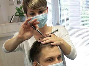 Friseurmeisterin Bianca Sollecito setzt in ihrem Salon in Neuenmarkt auf ein umfangreiches Hygienekonzept, um sich und ihre Kunden vor Corona zu schützen. Foto: Jürgen Gärtner