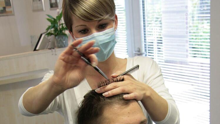 Friseurmeisterin Bianca Sollecito setzt in ihrem Salon in Neuenmarkt auf ein umfangreiches Hygienekonzept, um sich und ihre Kunden vor Corona zu schützen. Foto: Jürgen Gärtner