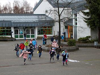 Kinder gehen keine mehr in die Schule im Truppenübungsplatz Wildflecken. Das Gebäude, das der Gemeinde gehört, steht leer. Eine andere Nutzung oder gar ein Verkauf gestalten sich schwierig.