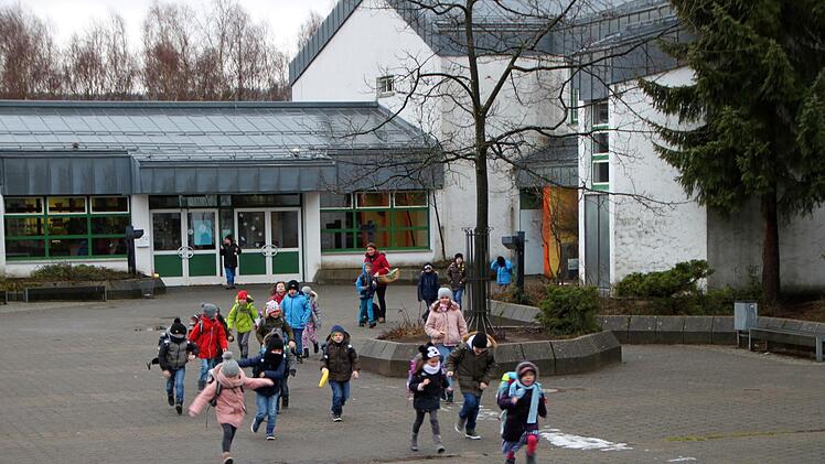 Kinder gehen keine mehr in die Schule im Truppenübungsplatz Wildflecken. Das Gebäude, das der Gemeinde gehört, steht leer. Eine andere Nutzung oder gar ein Verkauf gestalten sich schwierig.