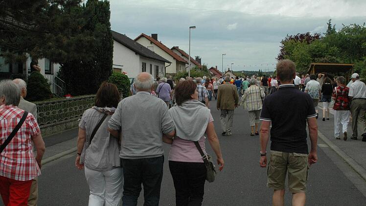 Besucherstrom zum Festgelände
