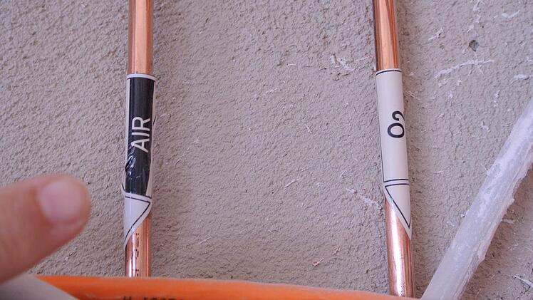 An jedem Bett werden jede Menge Kabel und Rohre verlegt. In solchen kleinen Röhrchen fließen künftig Druckluft und Sauerstoff.