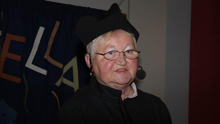Brunhilde Lieb in der Rolle eines Pfarrers