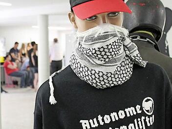 Eine Schülergruppe wird durch die Ausstellung geführt.  Foto: Benedikt Borst