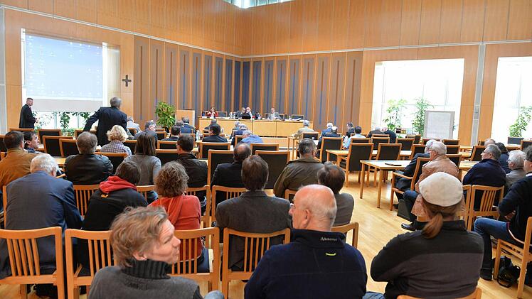 Im großen Sitzungssaal des Bamberger Landratsamtes fand die Verbandsversammlung des Regionalen Planungsverbandes statt.