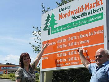 Dagmar Domhardt übernimmt die Geschäftsführung des Nordwaldmarkts von Karl Roth. Logo und Motto bleiben : "Hier kauf ich ein - hier bin ich daheim!"  Foto: Friedwald Schedel