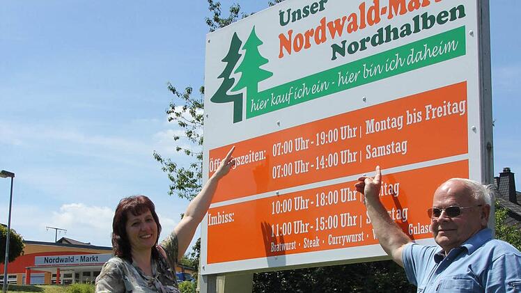 Dagmar Domhardt übernimmt die Geschäftsführung des Nordwaldmarkts von Karl Roth. Logo und Motto bleiben : "Hier kauf ich ein - hier bin ich daheim!"  Foto: Friedwald Schedel