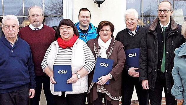 Ehrung langj&auml;hriger CSU-Mitglieder (von links): Zweite B&uuml;rgermeisterin Sabine Rie&szlig;ner, Erich Lang, Johann D&ouml;tzer, Rosa Adler, Ortsverbandsvorsitzender Ronald Kaiser, Isolde und Otto K&uuml;the, Kreisvorsitzender Christian Mei&szlig;ner sowie Gunda M&uuml;ller Foto: Alfred Thieret