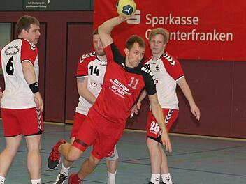 Seppi Weiß (rotes Trikot) setzt sich gegen die SG Rodach/Großwalbur energisch am Kreis durch und trifft zum 2:0. Am Ende hatte er neun Treffer auf seinem Konto.