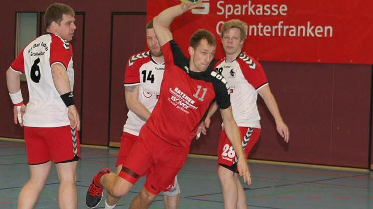 Seppi Weiß (rotes Trikot) setzt sich gegen die SG Rodach/Großwalbur energisch am Kreis durch und trifft zum 2:0. Am Ende hatte er neun Treffer auf seinem Konto.