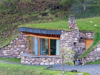 So ähnlich wie dieses Erdhügelhaus in Schottland soll das Haus des Paars in Warmersdorf aussehen.  Foto: The Brochs of Coigach