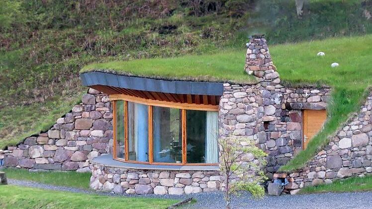 So ähnlich wie dieses Erdhügelhaus in Schottland soll das Haus des Paars in Warmersdorf aussehen.  Foto: The Brochs of Coigach