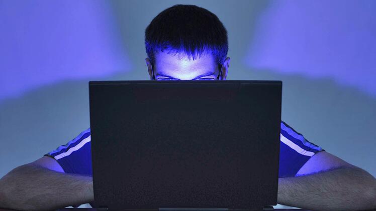 Der Angeklagte gab vor dem Amtsgericht Kronach zu, online Inhalte verteilt zu haben, in denen Kinder sexuell misshandelt wurden.  Foto: Symbolbild/Norbert Fösterling, dpa