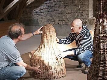 Thomas Pfarr und Reinhard Kraft rücken die Arbeiten des Oberthulbaer Künstlers Walter Graf ins rechte Licht. Foto: Heike Beudert