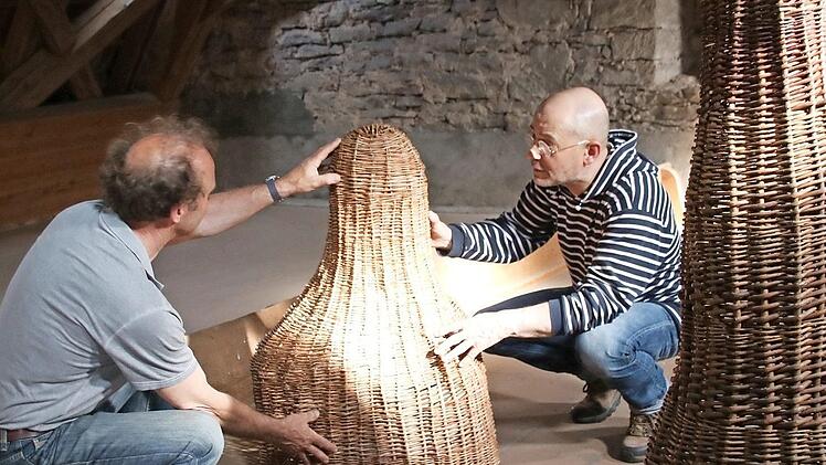 Thomas Pfarr und Reinhard Kraft rücken die Arbeiten des Oberthulbaer Künstlers Walter Graf ins rechte Licht. Foto: Heike Beudert