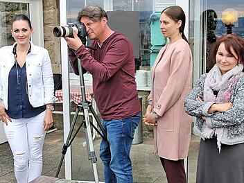 Ein russisches Fernsehteam dreht zurzeit einen Film über Bad Kissingen, der später auf dem Sender Rossija 1 ausgestrahlt werden soll. Unterstützt wird die Aktion vom Sanatorium Uibeleisen. Anastasia Bengart, Abteilungsleiterin in dem Sanatorium (links) betreut die russischen Gäste.  Foto: Dieter Britz