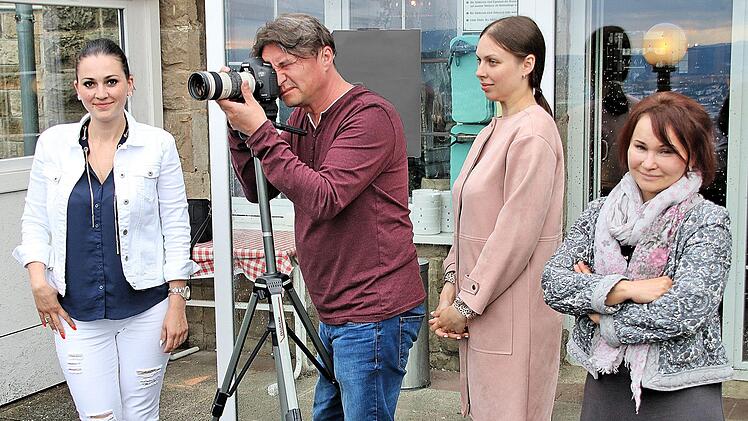 Ein russisches Fernsehteam dreht zurzeit einen Film über Bad Kissingen, der später auf dem Sender Rossija 1 ausgestrahlt werden soll. Unterstützt wird die Aktion vom Sanatorium Uibeleisen. Anastasia Bengart, Abteilungsleiterin in dem Sanatorium (links) betreut die russischen Gäste.  Foto: Dieter Britz