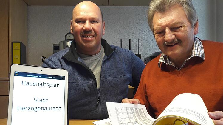 Haushaltsplan digital und analog: Die CSU  begr&uuml;&szlig;t es, das das Zahlenwerk den Stadtr&auml;ten jetzt auch digital vorliegt. Walter Drebinger (links, mit Tablet) und Fraktionsvorsitzender Bernhard Schwab   (mit Haushaltsbuch) nahmen zum Etat f&uuml;r 2018 Stellung. Bernhard Panzer