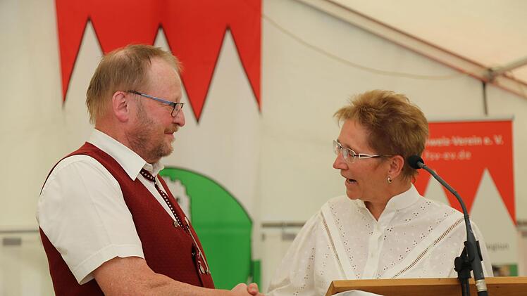 Marietta Will gratuliert für die Vereine. Foto: Franz Galster