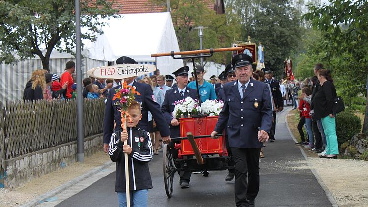 Der Umzug beginnt. Foto: Carmen Schwind