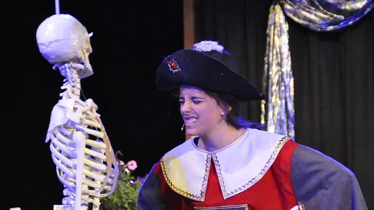 Eine Herausforderung für eine junge Stimme, das Lied "Ich bin das Gespenst von Canterville" (hier mit Hannah Kleinhenz). Foto: Peter Klopf